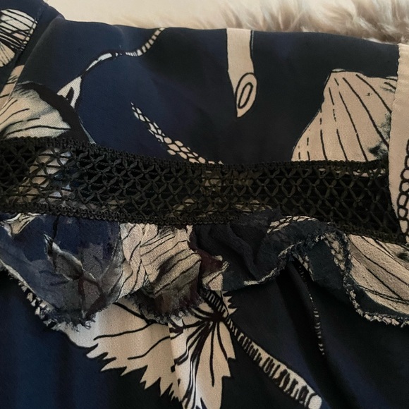 Women’s Floral Blue Parker Blouse - Picture 8 of 9